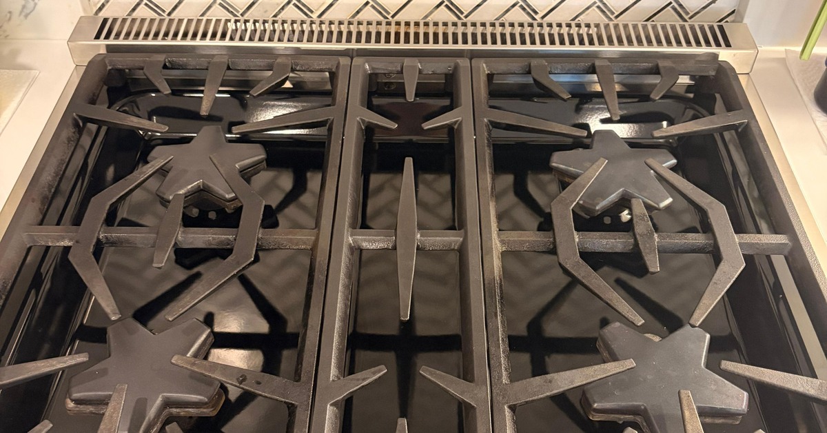 Move-out cleaning result in Boston — gas stovetop degreased and polished, burner grates spotless for the landlord walkthrough